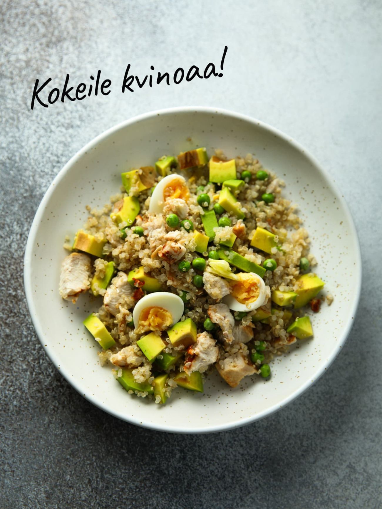 Kvinoasalaatti annos lautasella. Lautasen yläpuolella teksti "Kokeile kvinoaa!"